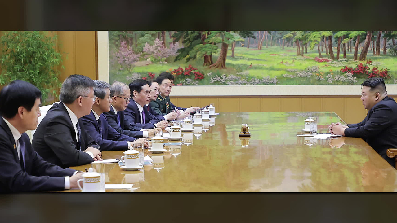 김정은, 중국 대표단 접견…시진핑 친서 “피로 맺은 전우애”