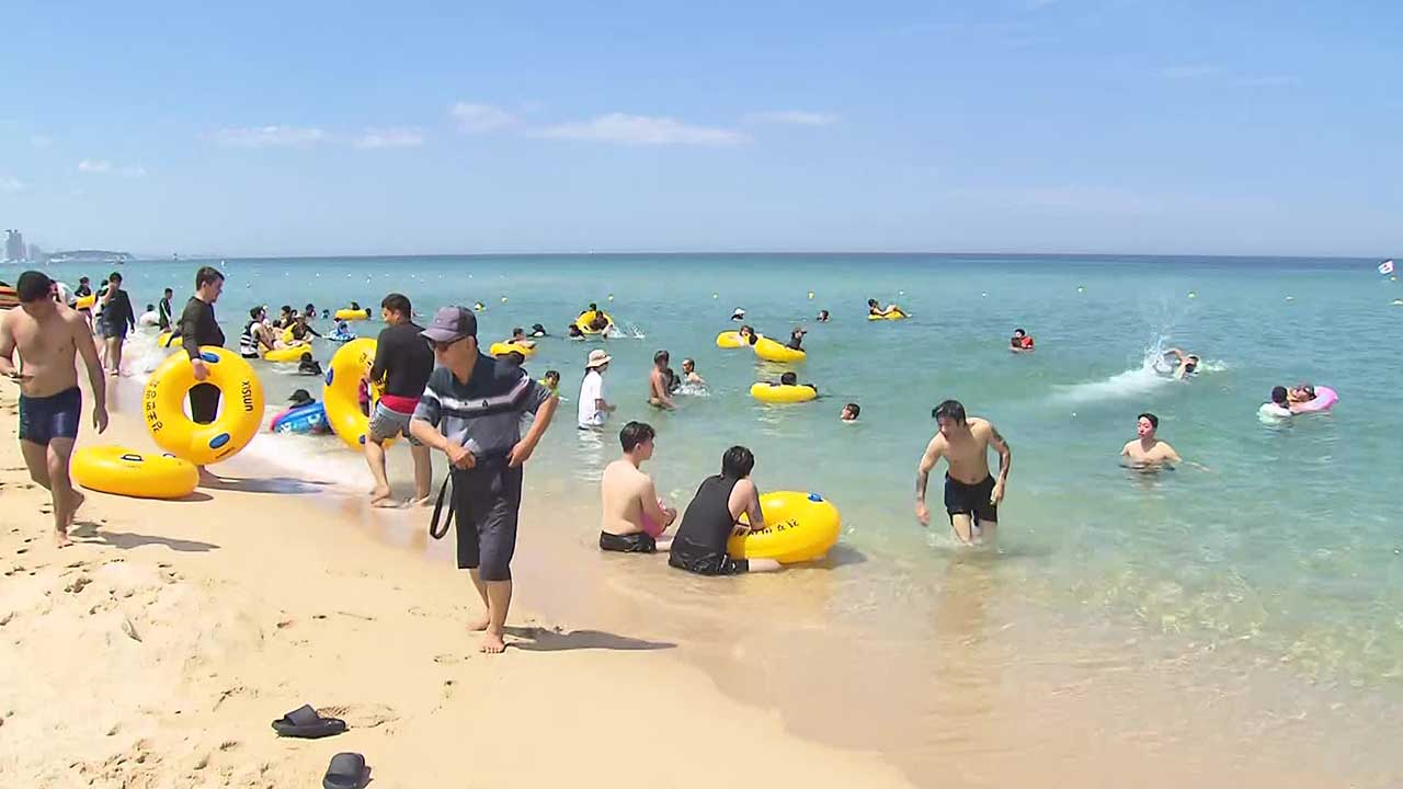 밤에도 30도 ‘펄펄’ 끓는 강릉…해수욕장 인산인해