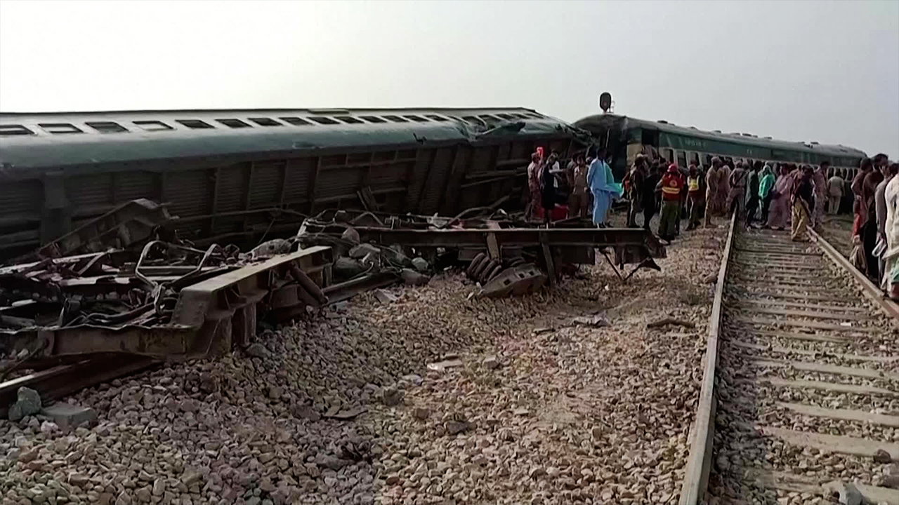 파키스탄 열차 탈선사고 최소 35명 사망…기계 결함? 테러?