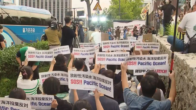 일본대사관 진입 시도 대학생 16명 체포…“방류 중단” 목소리 잇따라
