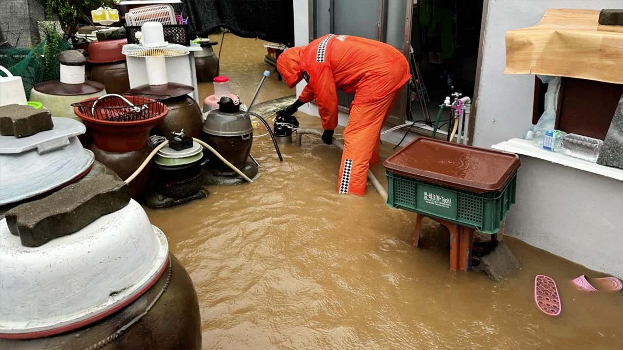 기습 폭우에 주택 침수 잇따라…송아지도 구조