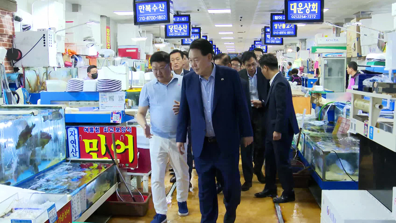 노량진 수산시장 찾은 대통령…국회에선 오염수 공방