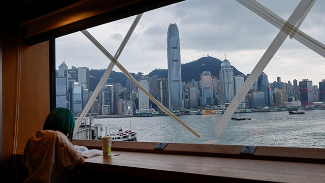 홍콩, 태풍 ‘사올라’ 접근에 긴장…증시·학교 문닫아