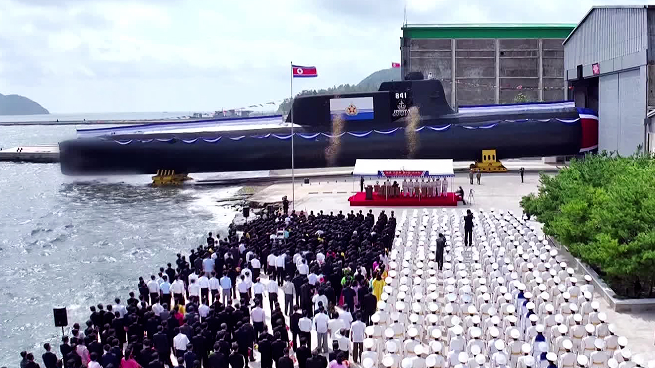 북, 첫 ‘전술핵 잠수함’ 진수…합참 “정상 운용 불가능”