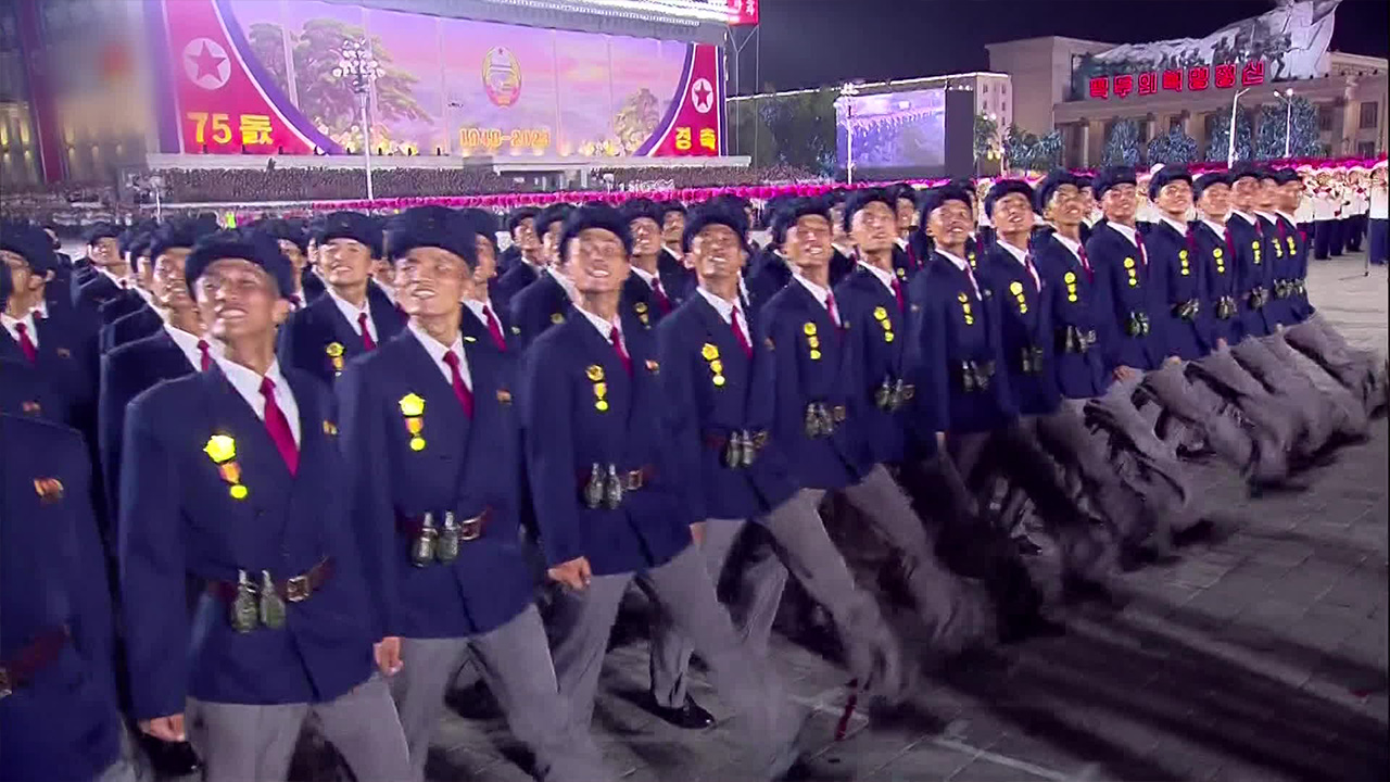 북, 또다시 심야 열병식…전략무기 없던 ‘민방위 열병식’