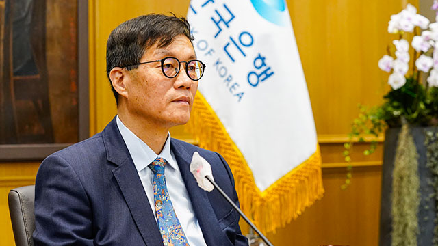 한은 총재 “가계부채, 부동산 가격의 문제…물가 하락 늦어질 수도”