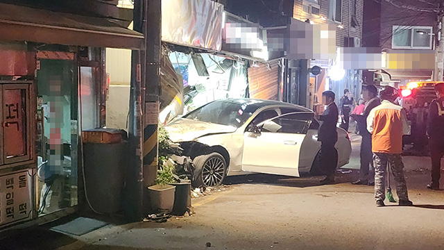 서울 한남동서 벤츠가 식당에 돌진…손님 등 5명 병원 이송