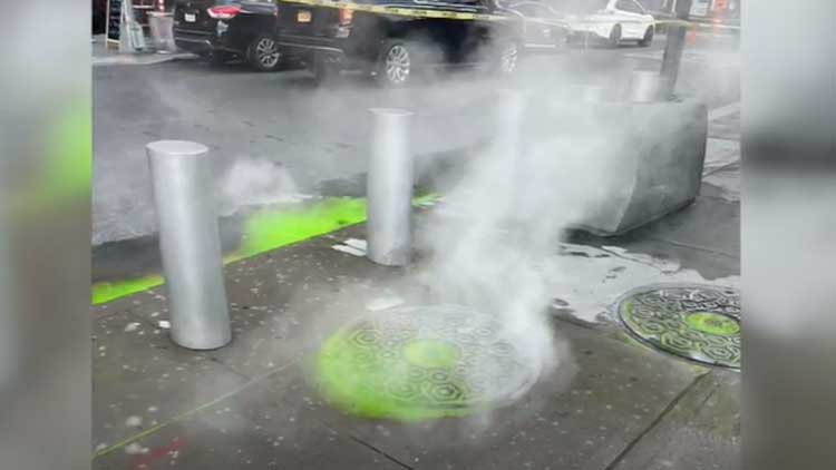 뉴욕 길거리로 흘러나온 ‘녹색 형광 액체’…정체는? [잇슈 SNS] 