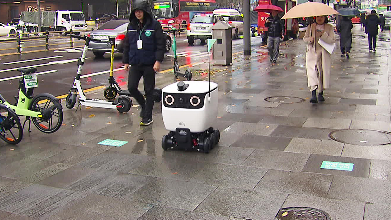거리 누비는 ‘로봇’ 시대 열렸다…안전 우려는?