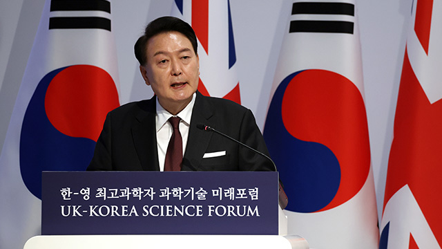 윤 대통령 “국가 R&D 예산, 원천 기술과 도전적 연구에 중점 사용 계획”