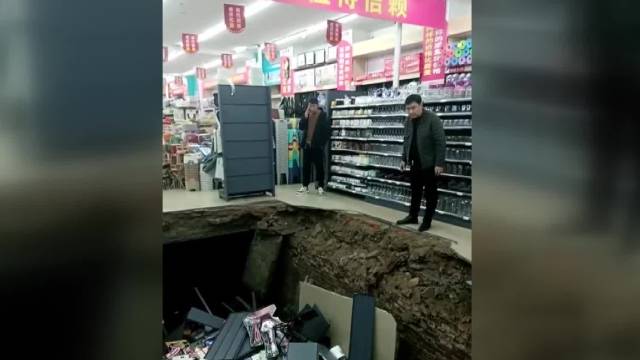 개업 하루 만에 ‘와르르’…중국 슈퍼마켓서 발생한 ‘땅 꺼짐’ 사고 [잇슈 SNS]