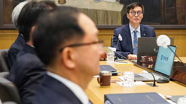 한국은행, 기준금리 연 3.5%로 7회 연속 동결…내년 성장률 2.1%로 하향