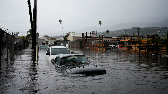 미국 캘리포니아 남부 한 달 치 비가 1시간만에…교통사고 사망도