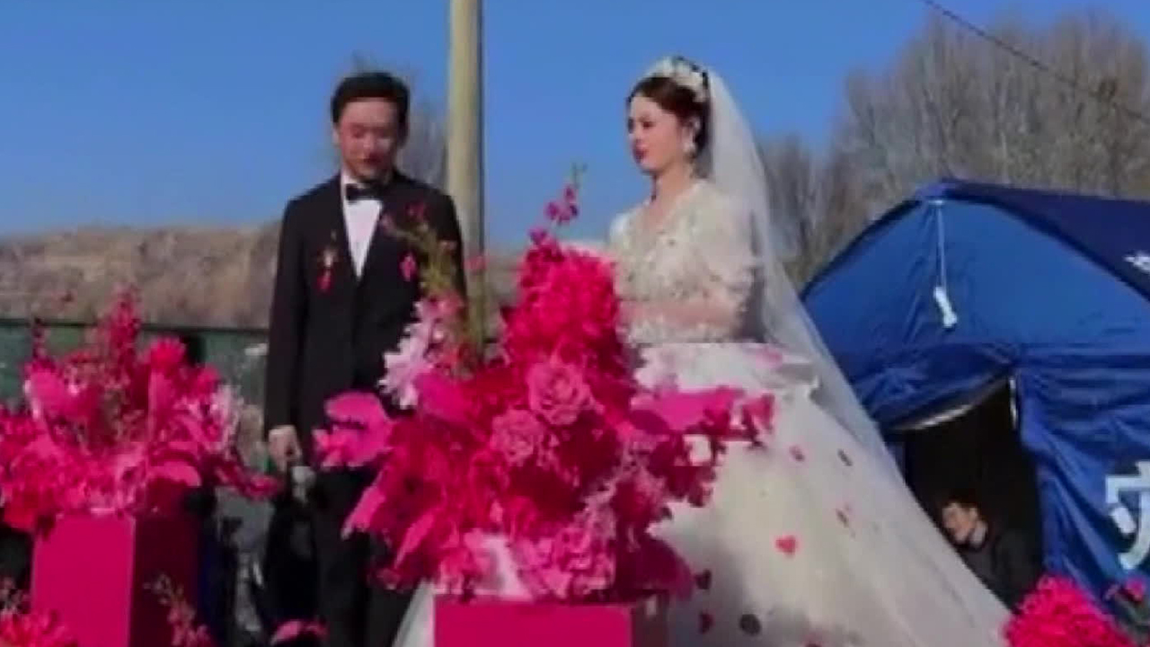간쑤성, 지진 상처 딛고 일상으로…이재민촌 결혼식에 천막 학교까지