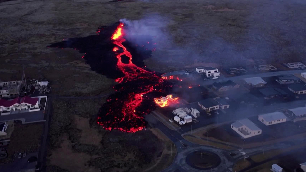 아이슬란드 또 화산 폭발…솟구친 용암이 마을로