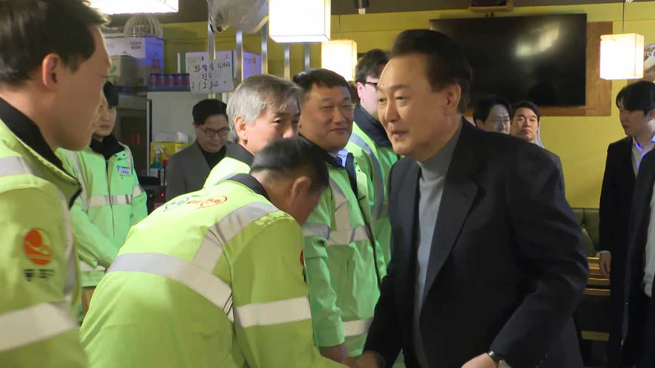 윤 대통령, 환경공무관들과 떡국 식사…설 영상 메시지 공개