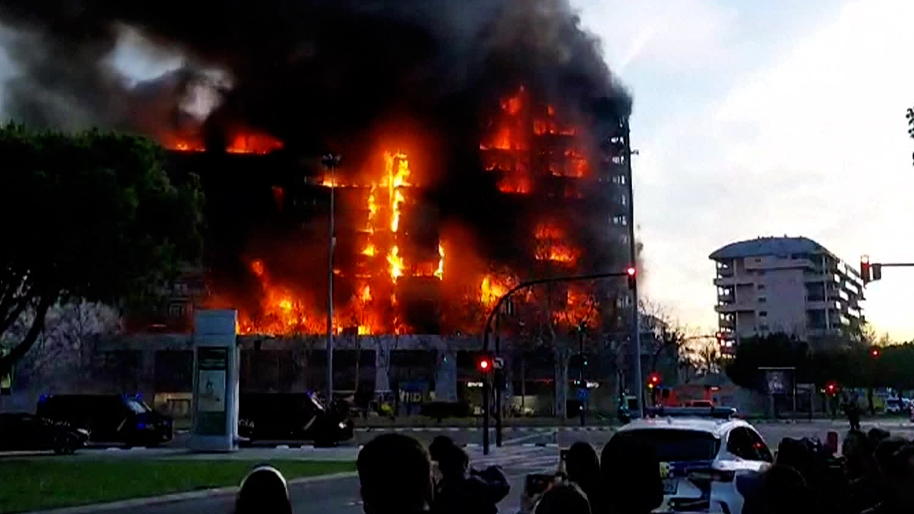 스페인 아파트 대형 화재로 4명 사망, 최대 15명 실종