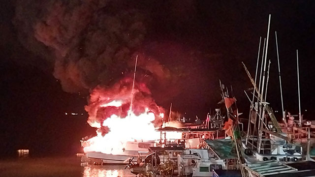 삼천포항 계류 선박 화재…어선 3대 불타