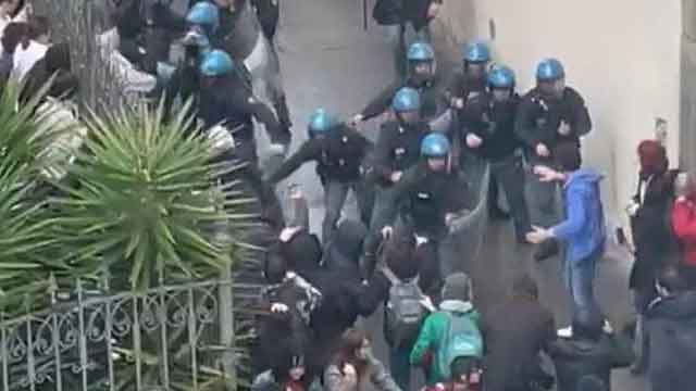 이탈리아 경찰 ‘팔 지지 시위’ 고교생 곤봉 강경 진압 논란