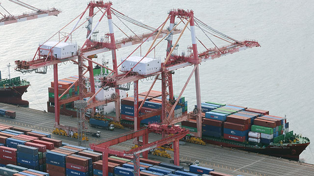 2월 수출 4.8% 증가…대 중국 무역수지 17개월만 <br> 흑자 전환