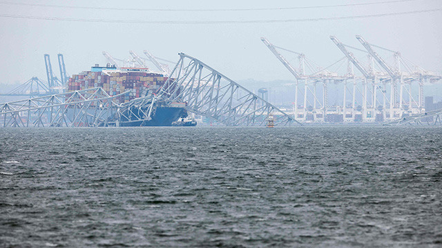 미국, 볼티모어항에 대형 크레인 투입…붕괴교량 철거작업 본격화
