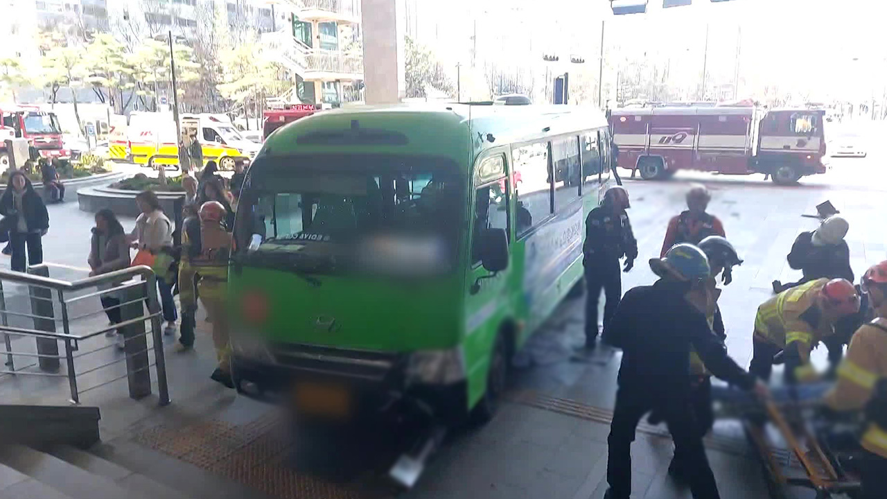 왕십리역 광장에 마을버스 돌진…‘투표소 카메라 설치’ 유튜버 구속