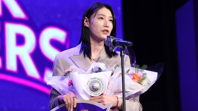 은퇴 미룬 ‘배구 제왕’ 김연경 “내년 우승 도전…7번째 MVP도”