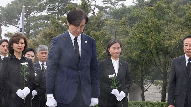 조국, 문재인 전 대통령 예방…문 “자부심 갖고 한국 정치 바꾸길”