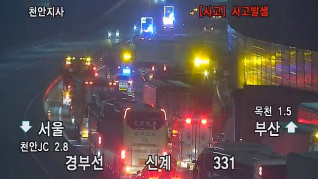 충남 천안 고속도로서 화물차 2대 추돌…1명 부상