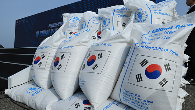 ‘10만 톤’ 해외 원조 쌀 첫 출항…11개국 난민 등 지원