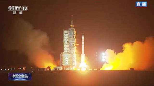 중국, 유인우주선 선저우 18호 발사…우주정거장 완공 후 세 번째