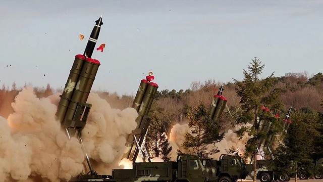 북한, 신형 방사포탄 시험사격…김정은 “포병 역량의 전략적 변화”