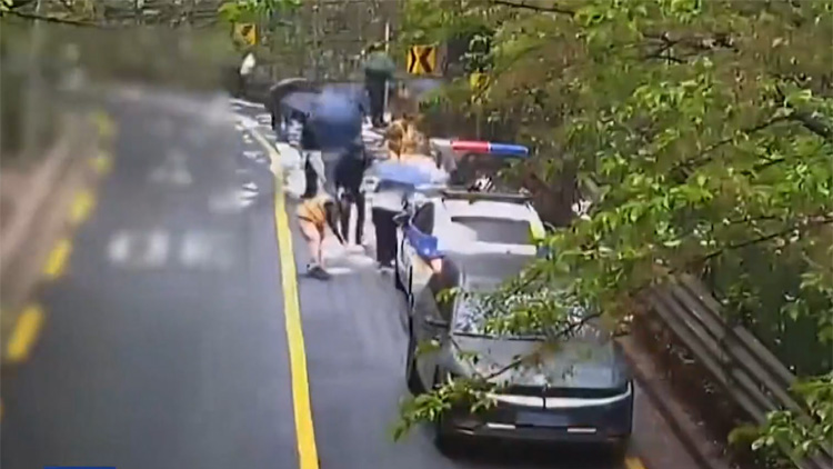 우산 쓴 사람들, 4시간 동안 도로에 종이를…무슨 일이? 
