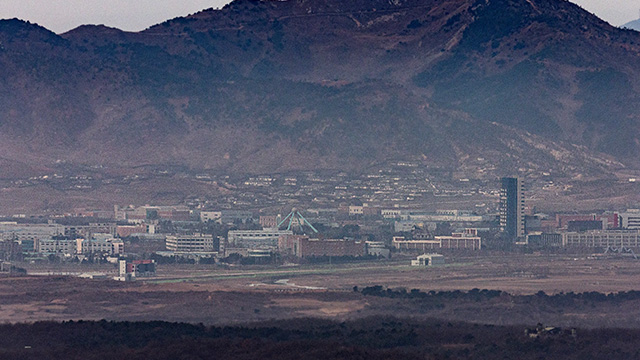 VOA “북한, 개성공단 북측 출입구 시설 철거”