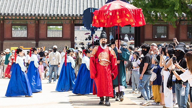 ‘봄 궁중문화축전’에 60만 명 몰려…외국인 관람객 급증