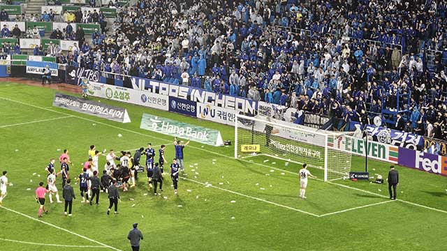 ‘물병 투척’ K리그 인천, 홈경기 응원석 전면 폐쇄