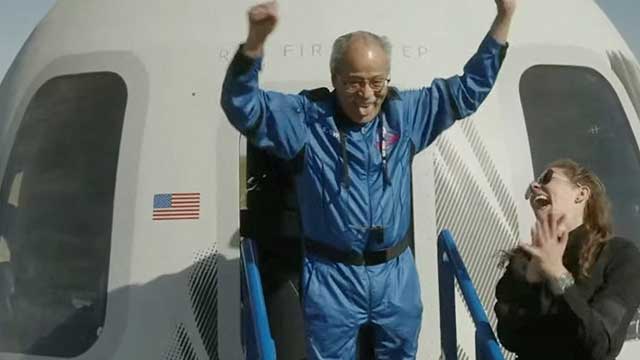 90세 미국 전직파일럿 태운 블루오리진 우주선 발사…사고 2년만