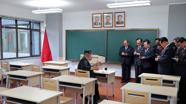 북한 간부학교에 ‘김 씨 일가’ 3대 초상화 나란히…김정은 우상화 강화