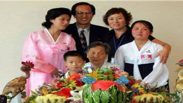 전후 납북자 김영남 씨가 2006년 금강산 호텔에서 상봉한 남쪽 가족들과 함께 찍은 사진.