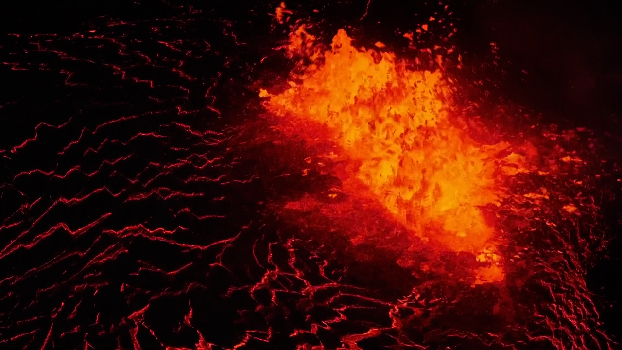 벌써 5번째 폭발…지각 균열이 내뿜는 50미터 용암분수