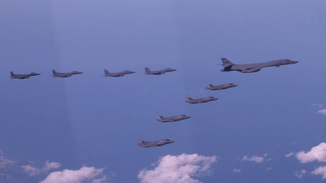 미군 B-1B 전략폭격기 한반도 전개…7년 만에 합동 직격탄 투하 훈련
