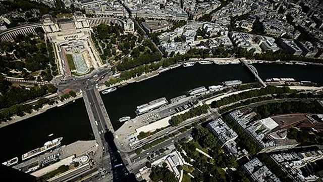 “파리올림픽 개막식 센강 대신 에펠탑 앞 행진도 검토”