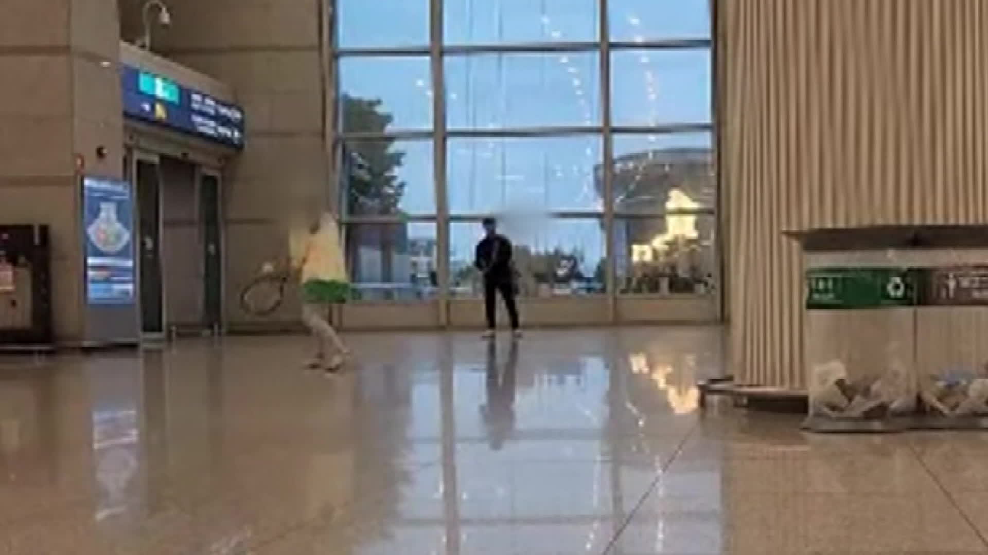 “공중도덕 어디에”…인천공항서 테니스 즐긴 남녀