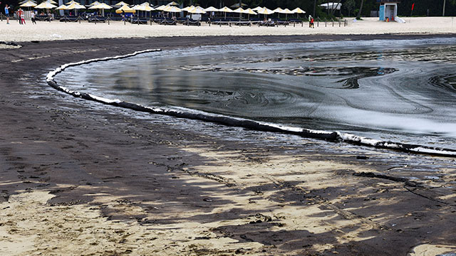 싱가포르 호화해변에 검은기름띠 범벅…유조선 충돌 이틀째