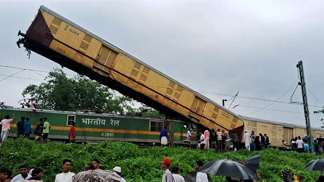 인도 동부에서 화물열차가 여객열차 추돌…“최소 15명 사망”