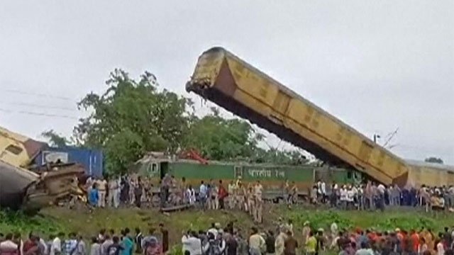 하늘로 치솟은 열차…인도 열차 추돌로 최소 15명 사망 [잇슈 SNS]