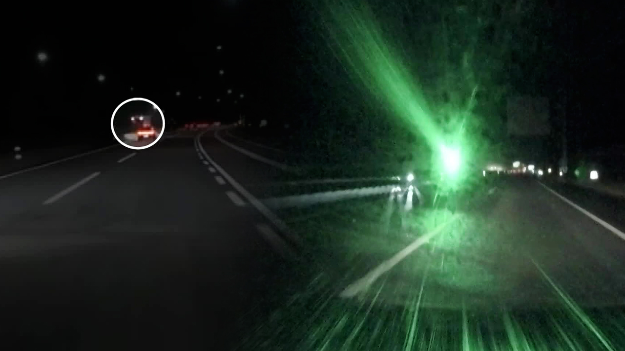 고속도로 달리는데 ‘레이저 공격’…아찔한 운전 방해