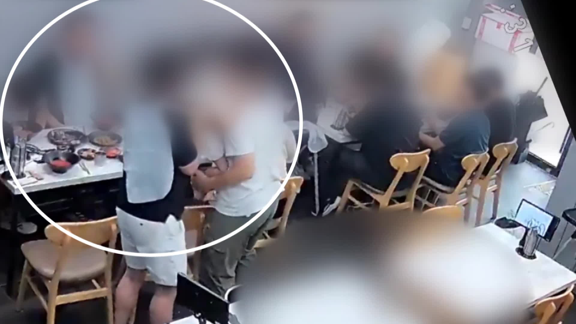 남성 열 명이 ‘친구 딸’ 안고서…식당 CCTV에 담긴 장면