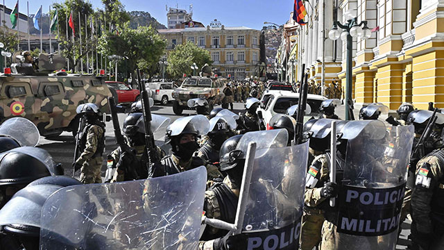 볼리비아군 ‘쿠데타 시도’…대통령궁 무력 진입했다가 회군
