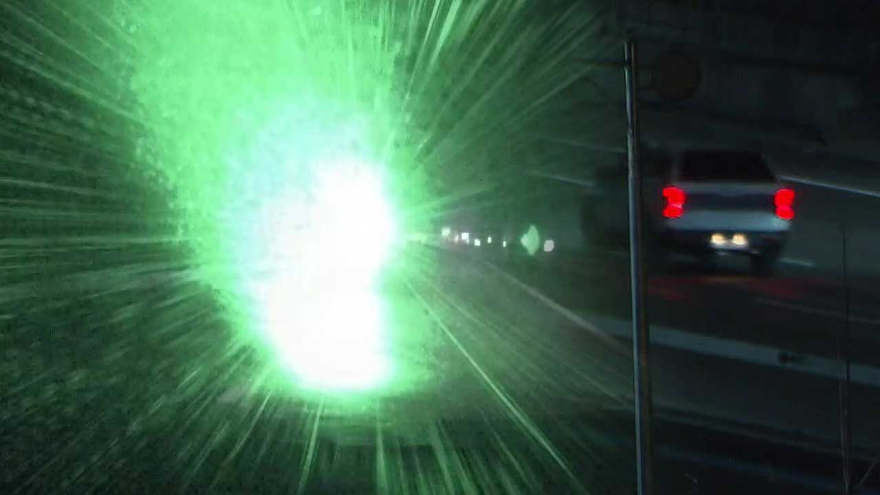 운전 중 초록빛 ‘번쩍’…위험천만 레이저 “처벌 대상” [친절한 뉴스K] 